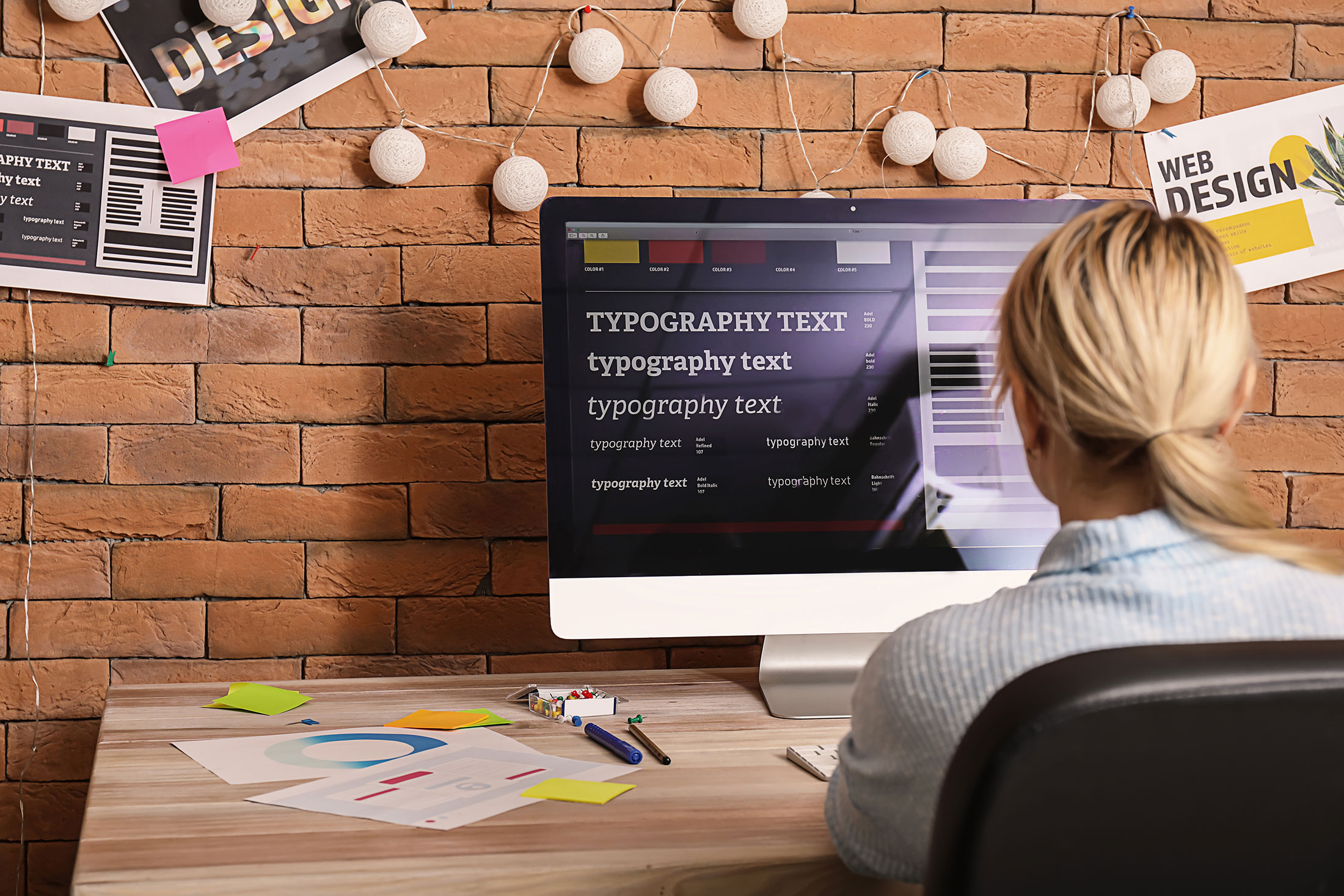 Designer apresenta um projeto responsivo de website para dois clientes satisfeitos.